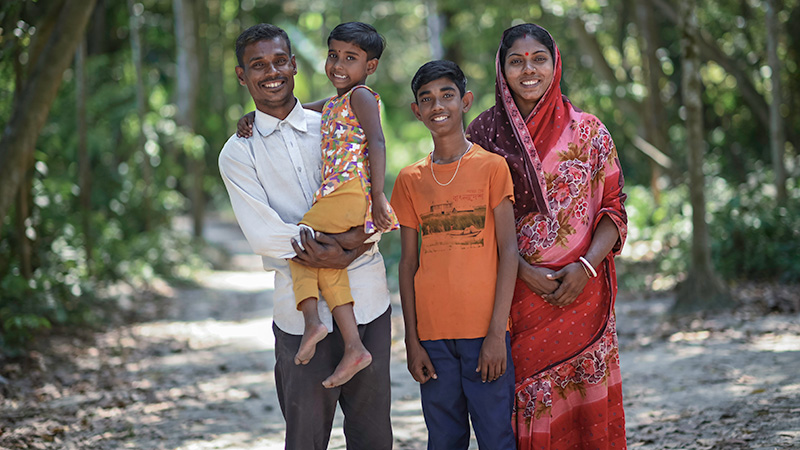 Sourob uit Bangladesh met zijn ouders en zusje.