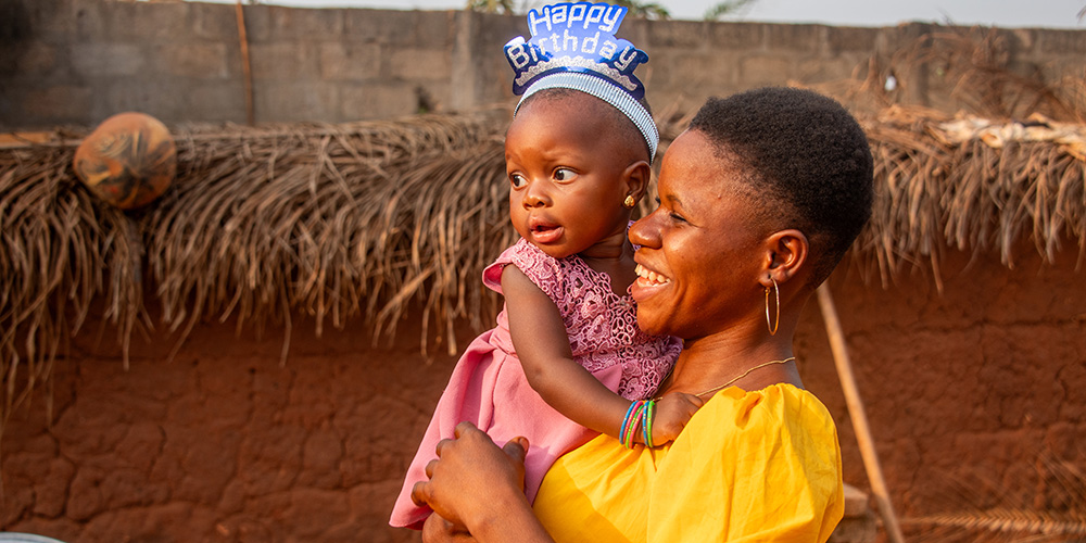 Moeder Davi uit Togo met baby Yawa op de arm.