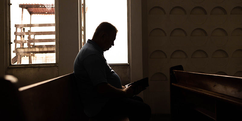 Een pastor uit Brazilië leest in een kerk uit de Bijbel. 